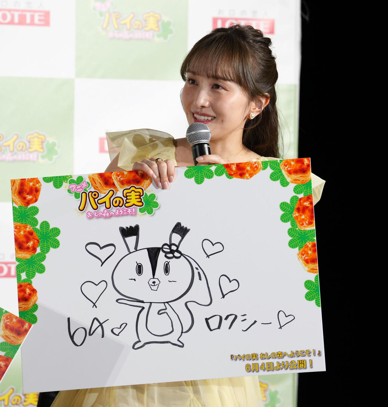 ロッテ「パイの実」アニメ化発表会に登場し、推しキャラを書き発表するももいろクローバーZの百田夏菜子（撮影・小島史椰）
