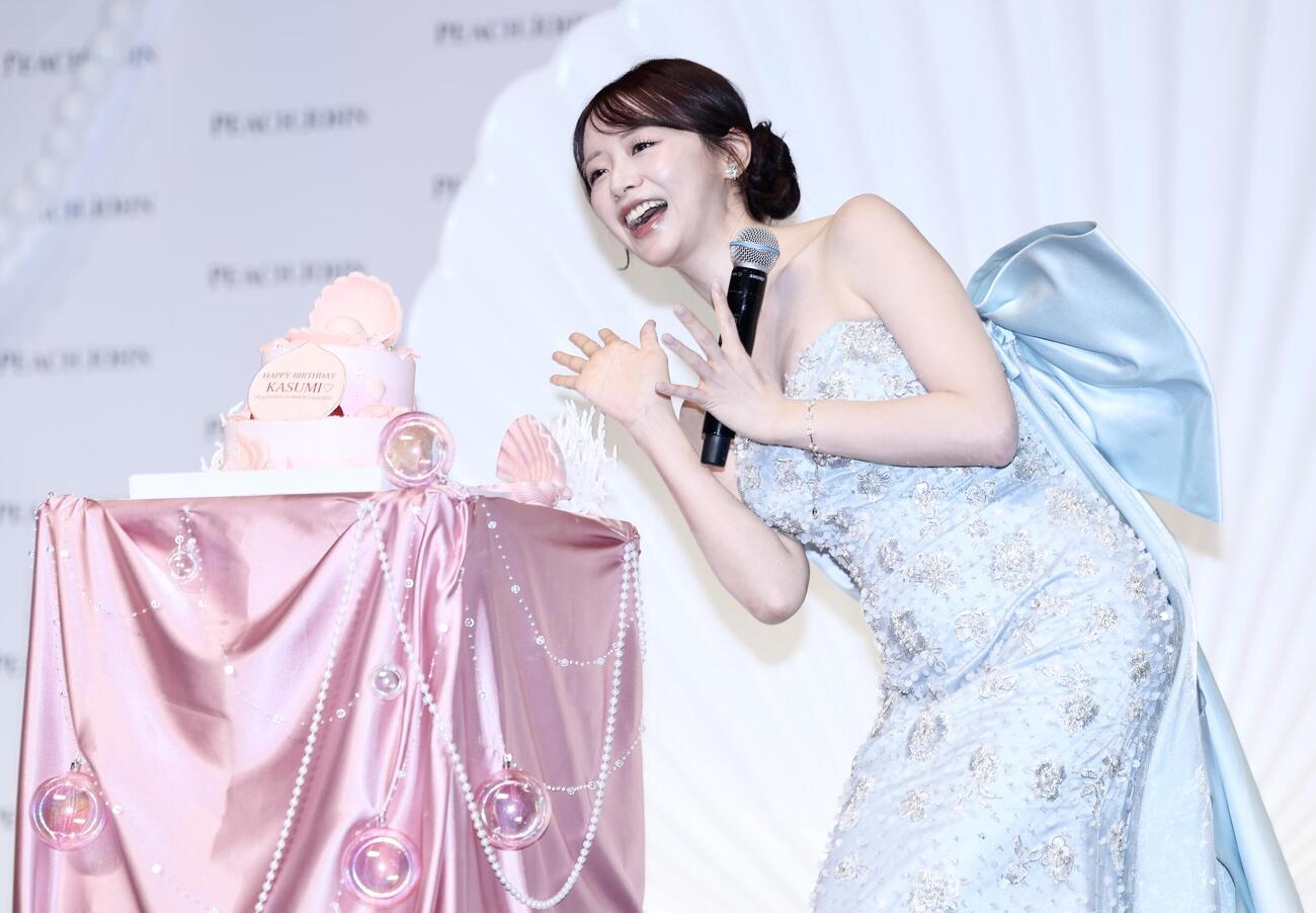 PEACH JOHN「人魚ブラ」SUMMER OASIS記者発表会で誕生日ケーキのサプライズを受ける森香澄（撮影・河田真司）