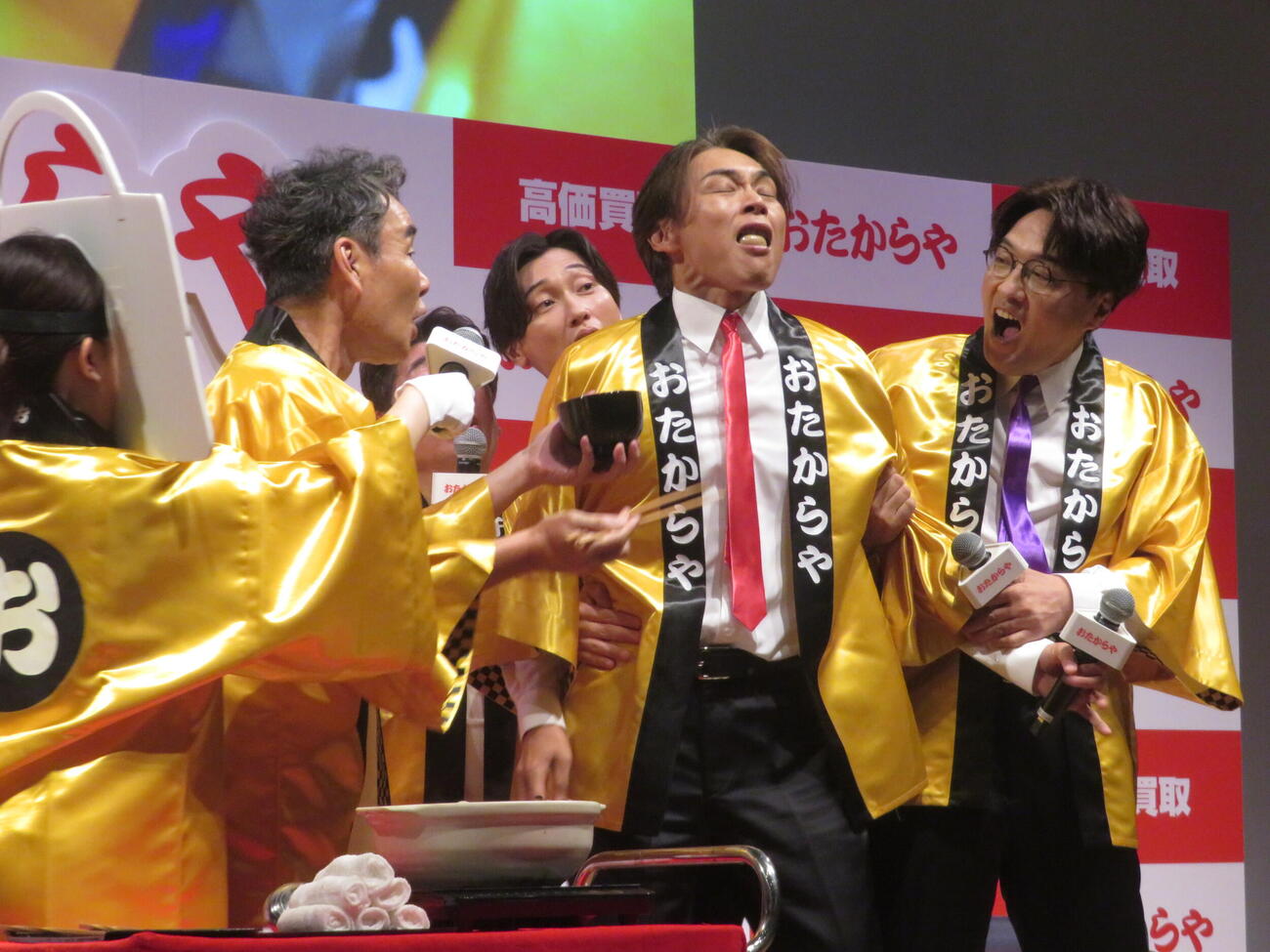 “熱々おでん芸”を体験する白川裕二郎（右から2人目）（撮影・川田和博）