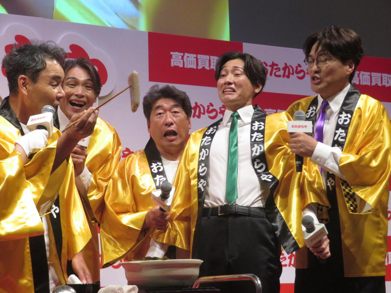 “熱々おでん芸”を体験する後上翔太（右から2人目）（撮影・川田和博）