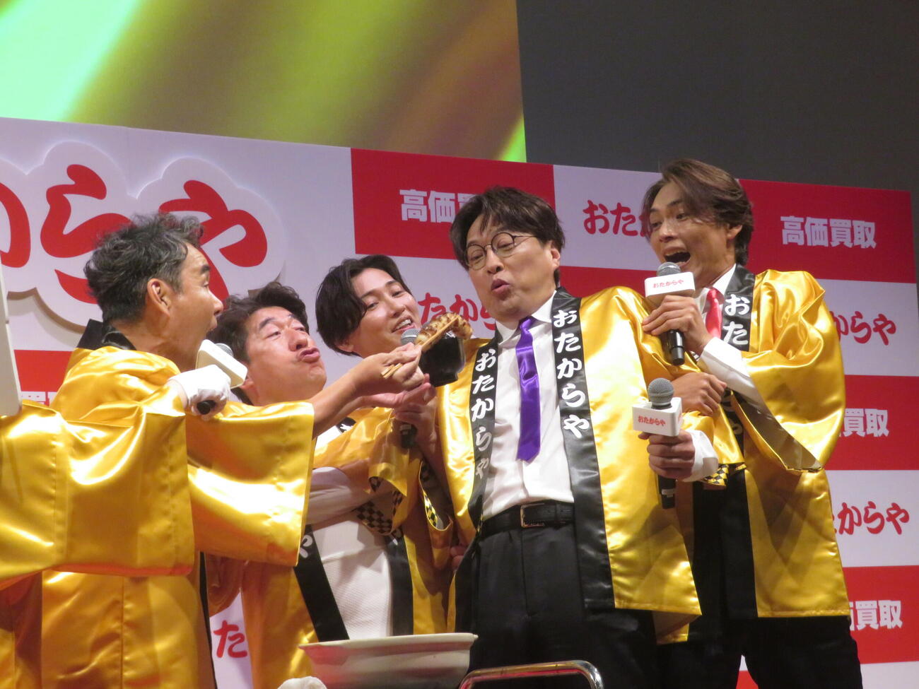 “熱々おでん芸”を体験する酒井一圭（右から2人目）（撮影・川田和博）