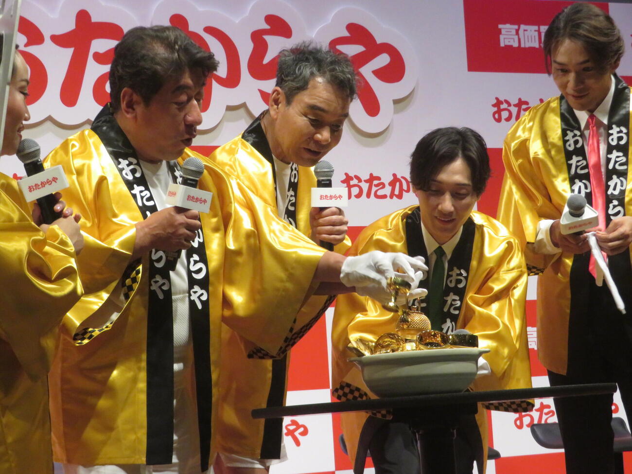 総額約4億6000万円！　土鍋に入れられた金塊の金額を予想する左からキンタロー。、寺門ジモン、肥後克広、後上翔太、白川裕二郎（撮影・川田和博）