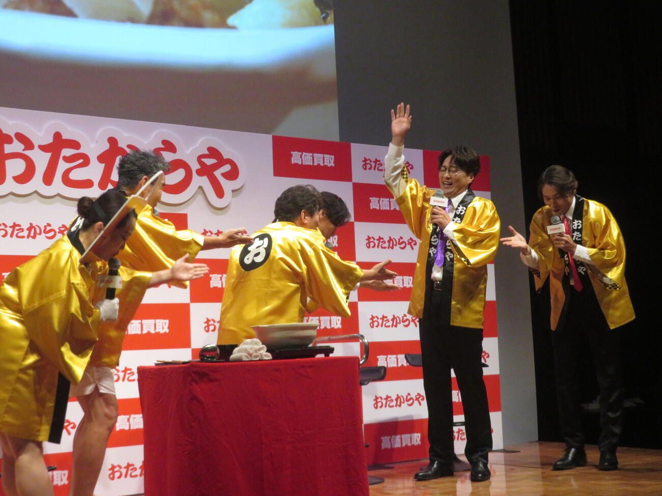ダチョウ倶楽部のギャグ「どうぞどうぞ」を体験する酒井一圭（右から2人目）（撮影・川田和博）