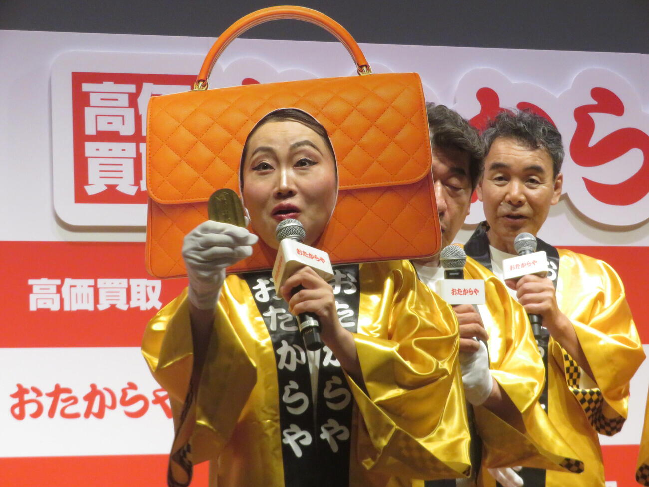 金の小判に興奮するキンタロー。（撮影・川田和博）