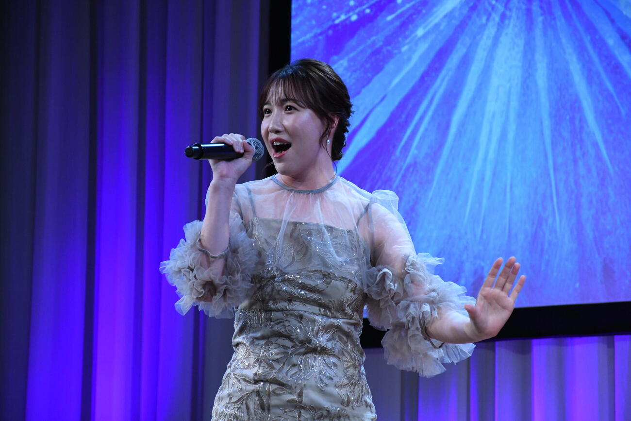 劇団四季　ディズニーミュージカル「アナと雪の女王」大阪公演製作発表会見で「ありのままで」を披露した中原詩乃（撮影・阪口孝志）