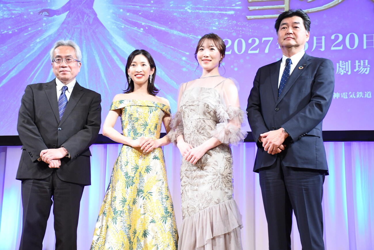 劇団四季　ディズニーミュージカル「アナと雪の女王」大阪公演製作発表会見に出席した、左から、吉田智誉樹・劇団四季代表取締役、海沼千明、中原詩乃、久須勇介・阪神電気鉄道株式会社代表取締役社長（撮影・阪口孝志）