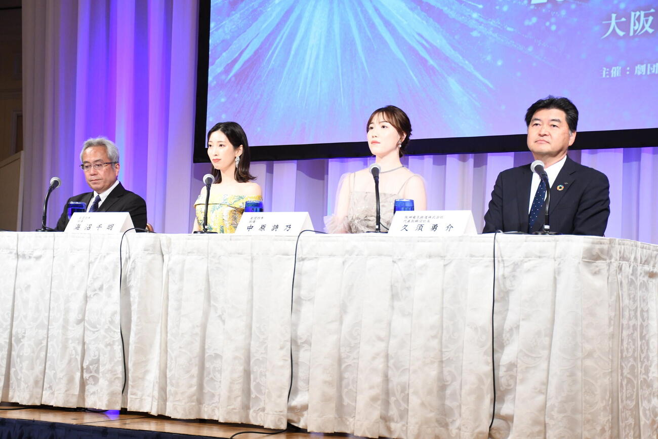劇団四季　ディズニーミュージカル「アナと雪の女王」大阪公演製作発表会見に出席した、左から、吉田智誉樹・劇団四季代表取締役、海沼千明、中原詩乃、久須勇介・阪神電気鉄道株式会社代表取締役社長（撮影・阪口孝志）