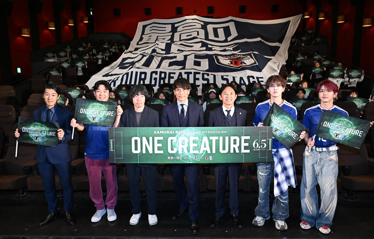 映画「ONE CREATURE」の舞台あいさつイベントに登場した、左から矢花宏太、ヒデ、岸枢宇己、宮本恒靖、GAKU－MC、白岩瑠姫、髙塚大夢（撮影・千葉一成）