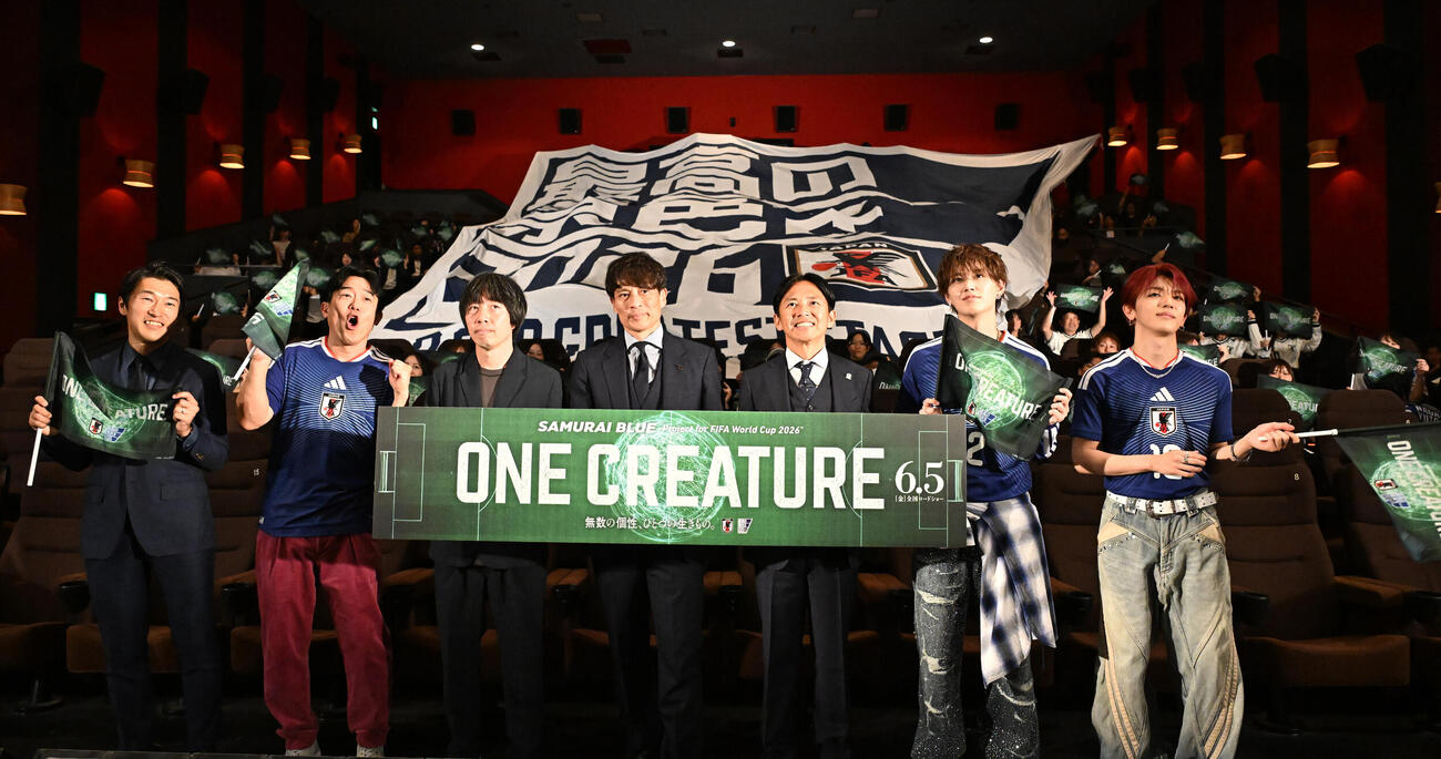 映画「ONE CREATURE」の舞台あいさつイベントに登場した、左から矢花宏太、ヒデ、岸枢宇己、宮本恒靖、GAKU－MC、白岩瑠姫、髙塚大夢（撮影・千葉一成）