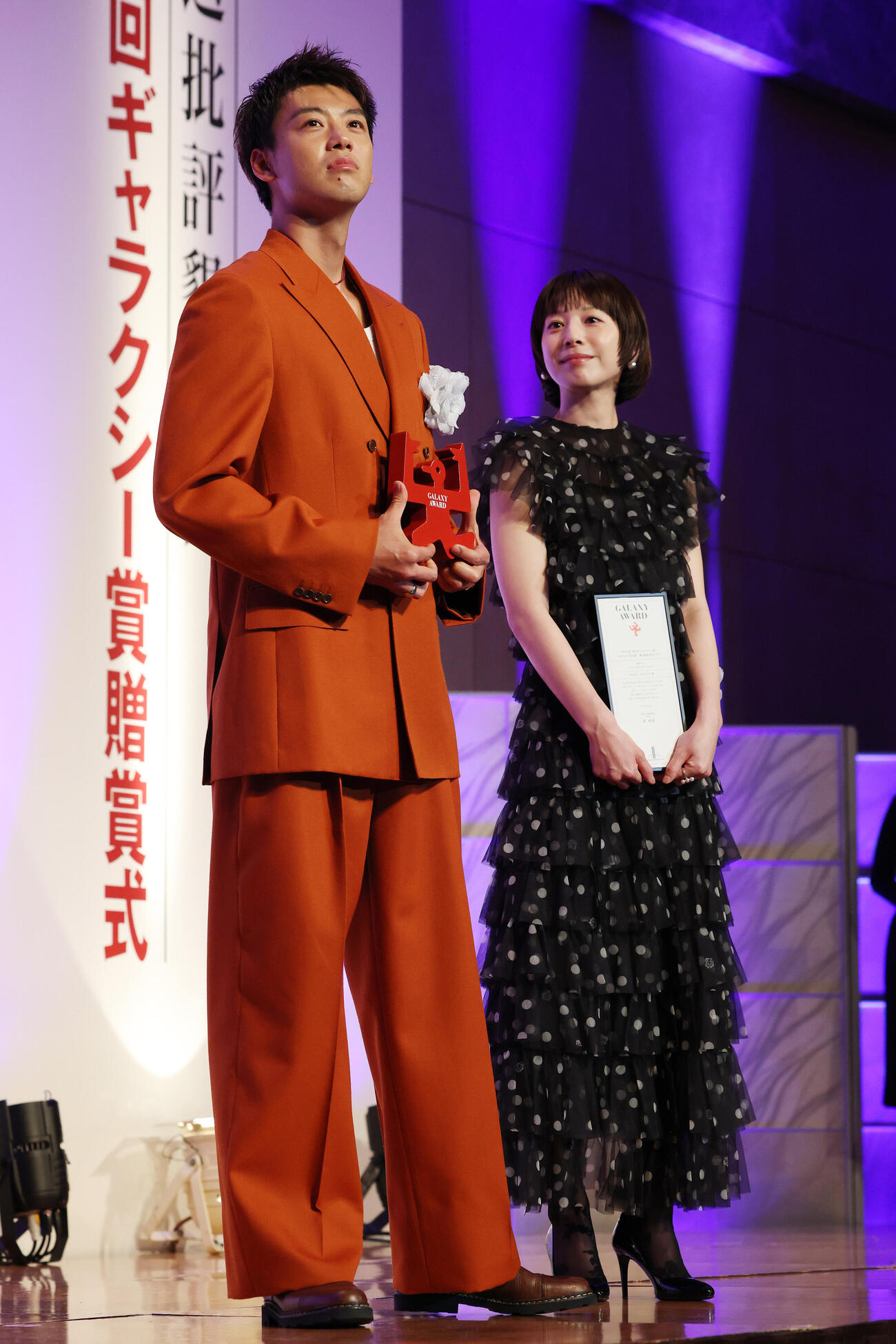 第63回ギャラクシー賞贈賞式でマイベストTV賞グランプリを受賞したTBS火曜ドラマ「じゃあ、あんたが作ってみろよ」竹内涼真（左）と夏帆（撮影・宮地輝）