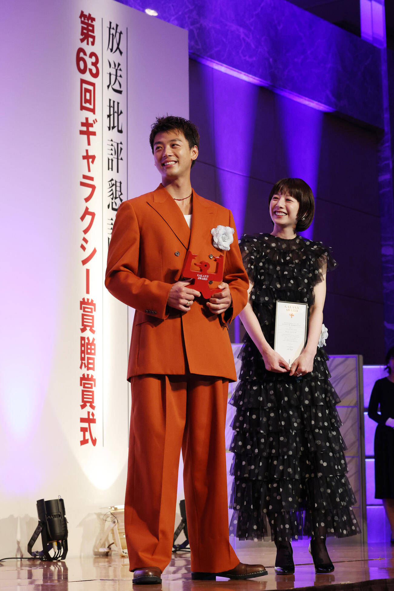 第63回ギャラクシー賞贈賞式でマイベストTV賞グランプリを受賞したTBS火曜ドラマ「じゃあ、あんたが作ってみろよ」竹内涼真（左）と夏帆（撮影・宮地輝）