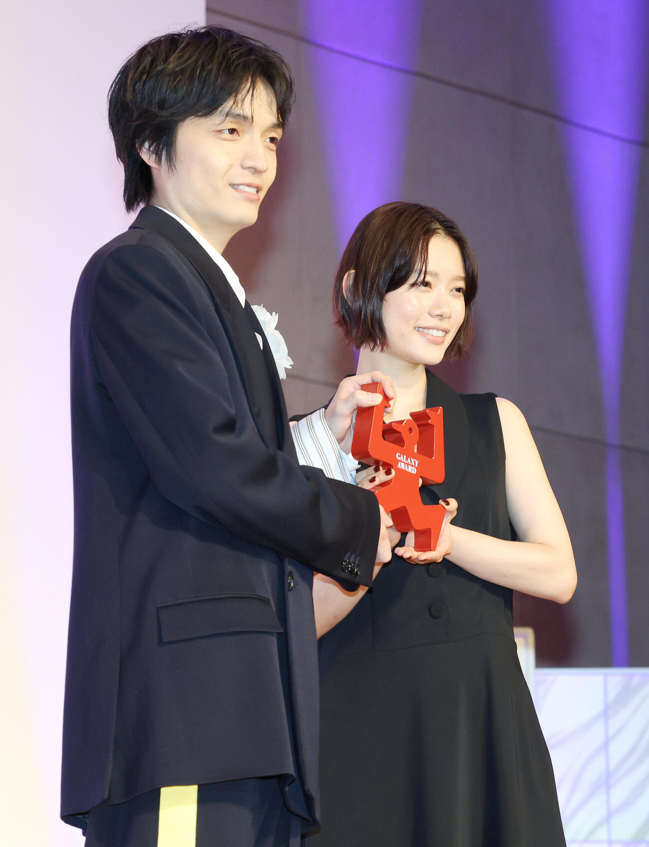 第63回ギャラクシー賞贈賞式でテレビ部門個人賞を受賞した岡山天音（左）とお祝いしにサプライズで登場した杉咲花（撮影・宮地輝）