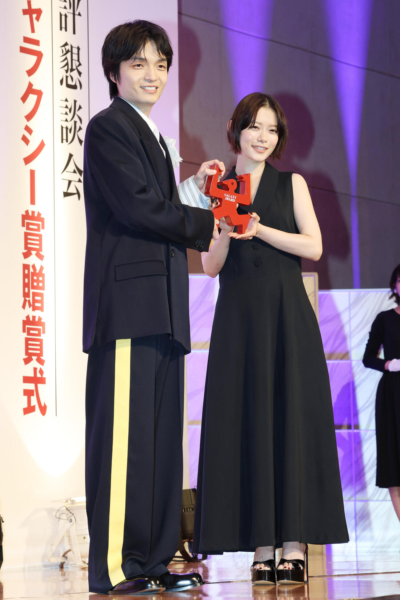 第63回ギャラクシー賞贈賞式でテレビ部門個人賞を受賞した岡山天音（左）とお祝いしにサプライズで登場した杉咲花（撮影・宮地輝）