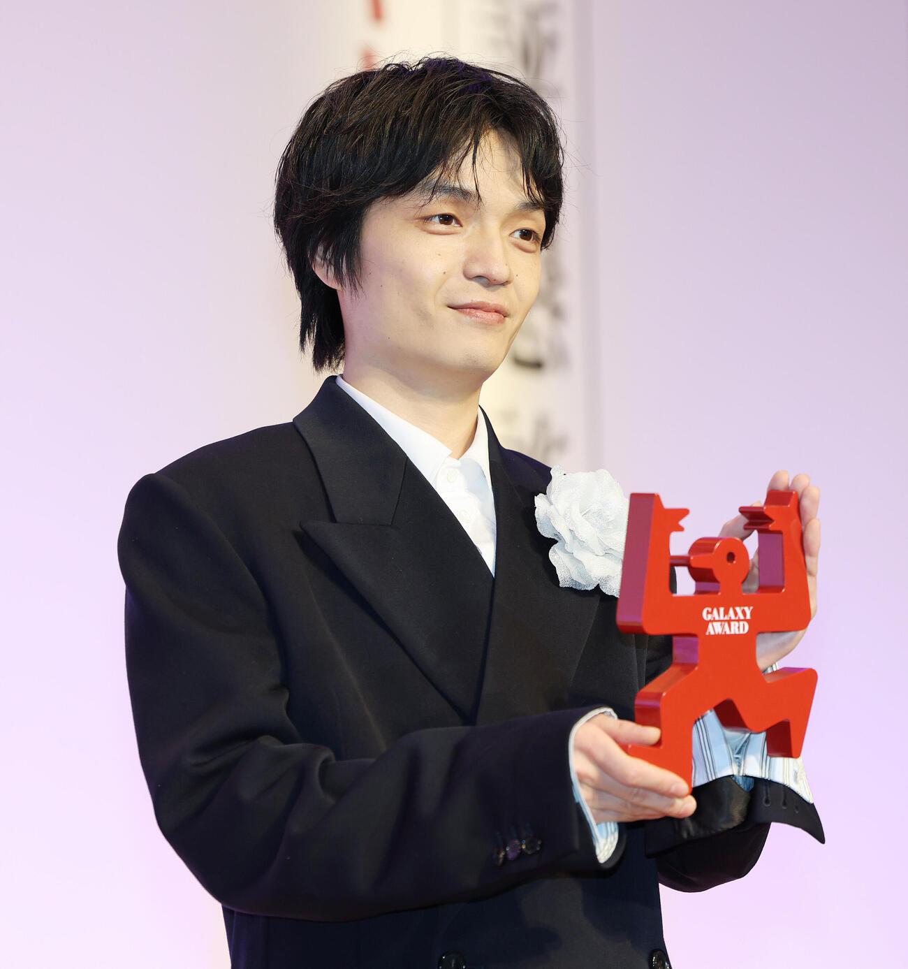 第63回ギャラクシー賞贈賞式でテレビ部門個人賞を受賞した岡山天音（撮影・宮地輝）