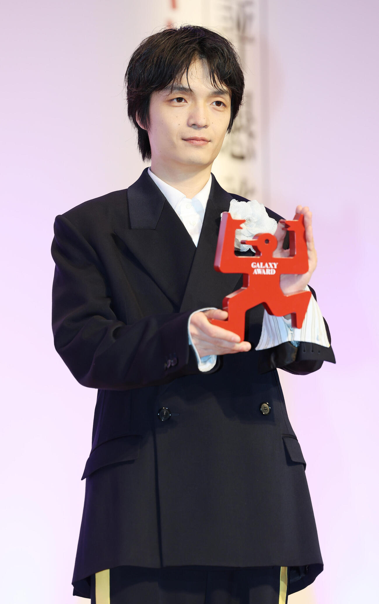 第63回ギャラクシー賞贈賞式でテレビ部門個人賞を受賞した岡山天音（撮影・宮地輝）