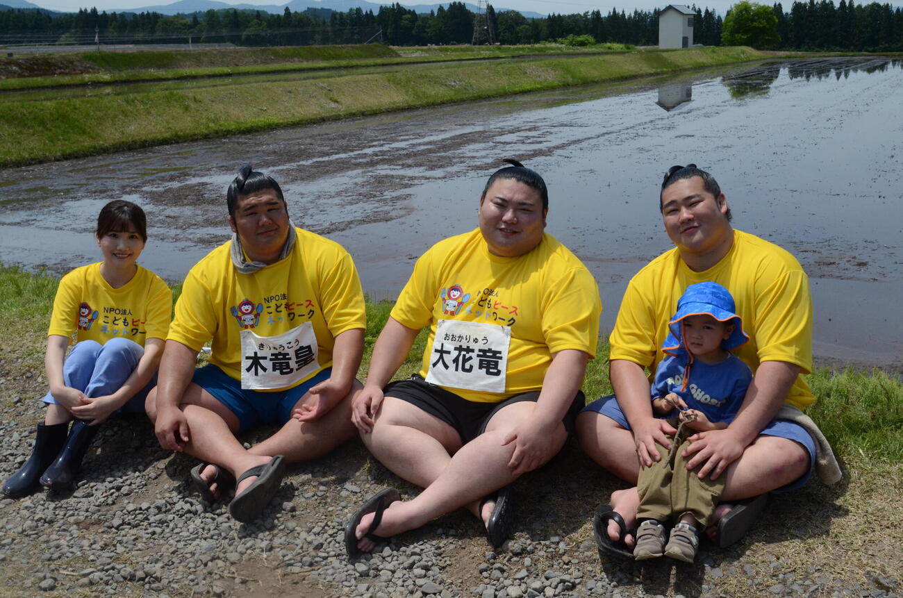 田植えに参加した、左から伊藤悠真、木皇竜、春雷