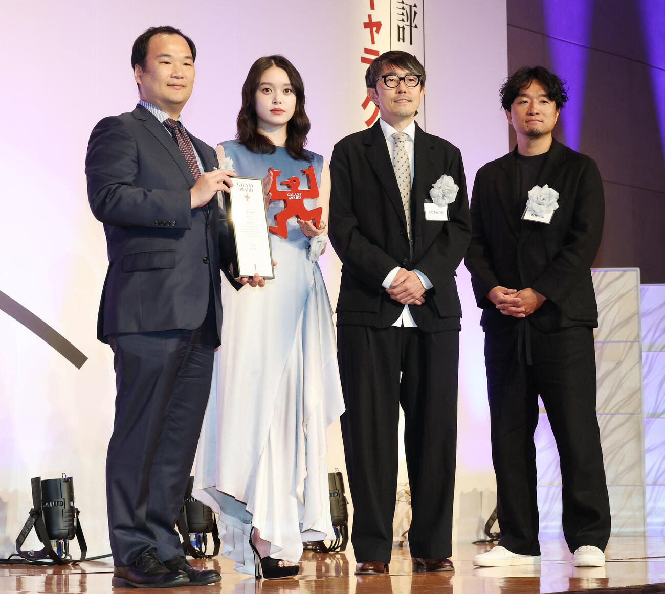 第63回ギャラクシー賞贈賞式でテレビ部門特別賞を受賞したNHK連続テレビ小説「ばけばけ」、左から橋爪國臣チーフプロデューサー、髙石あかり、ふじきみつ彦氏、村橋直樹チーフディレクター（撮影・宮地輝）