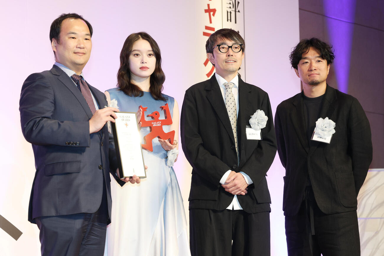 第63回ギャラクシー賞贈賞式でテレビ部門特別賞を受賞したNHK連続テレビ小説「ばけばけ」、左から橋爪國臣チーフプロデューサー、髙石あかり、ふじきみつ彦氏、村橋直樹チーフディレクター（撮影・宮地輝）＝2026年6月1日
