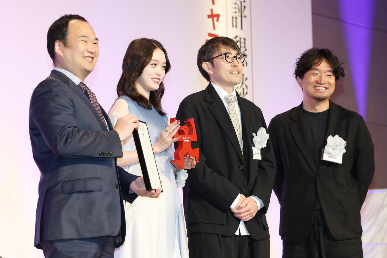 第63回ギャラクシー賞贈賞式でテレビ部門特別賞を受賞したNHK連続テレビ小説「ばけばけ」、左から橋爪國臣チーフプロデューサー、髙石あかり、ふじきみつ彦氏、村橋直樹チーフディレクター（撮影・宮地輝）＝2026年6月1日