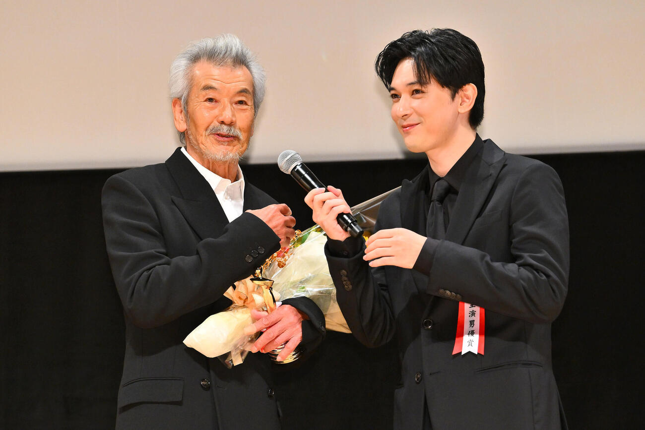 第35回日本映画批評家大賞　ゴールデン・グローリー賞（水野晴郎賞）を授賞した田中泯（左）はサプライズで登場した吉沢亮とトークする（撮影・滝沢徹郎）