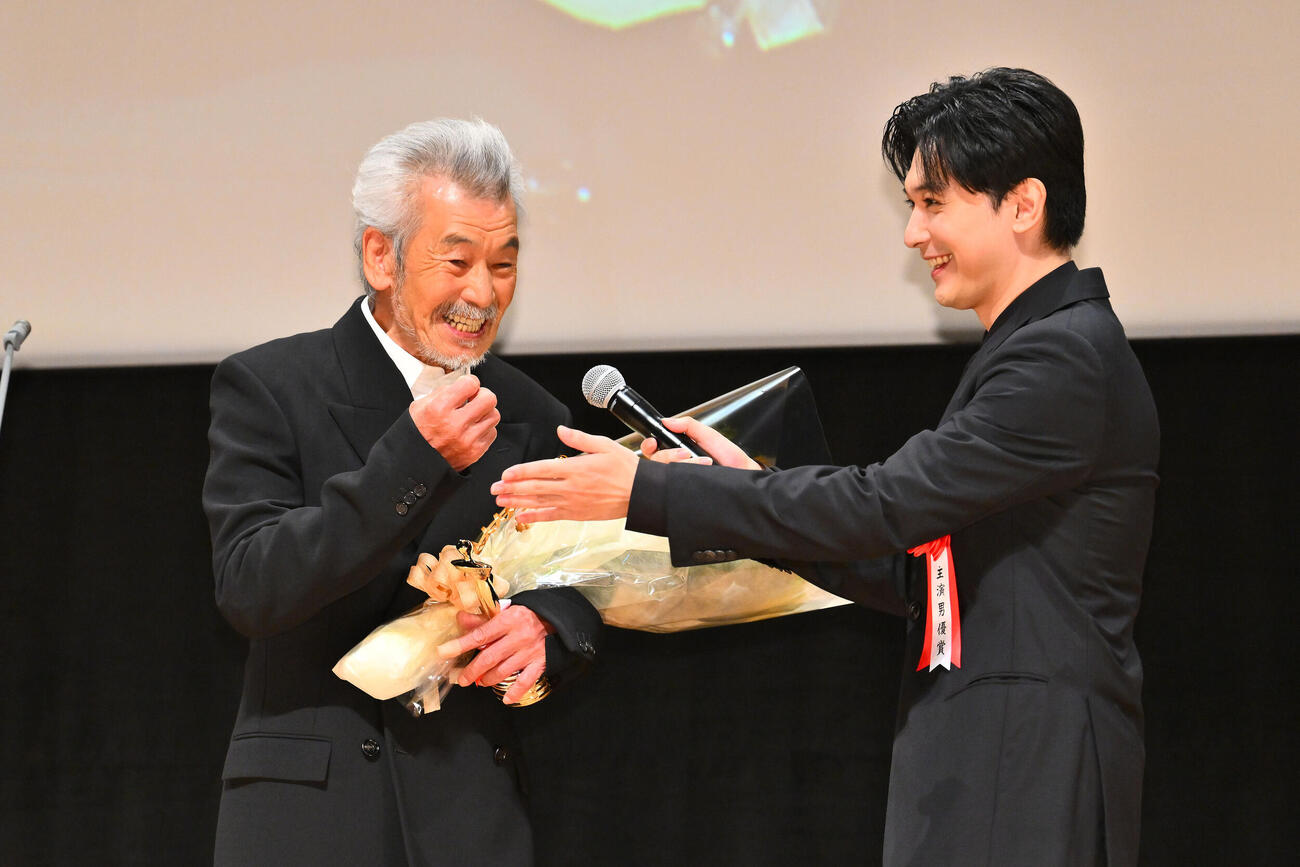 第35回日本映画批評家大賞　ゴールデン・グローリー賞（水野晴郎賞）を授賞した田中泯（左）はサプライズで登場した吉沢亮とトークする（撮影・滝沢徹郎）