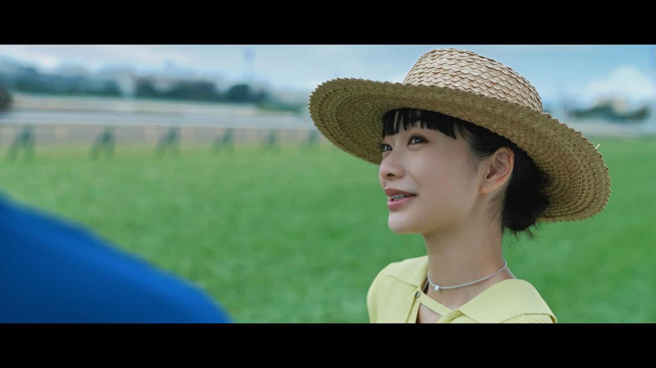JRAの新テレビCMに出演する見上愛