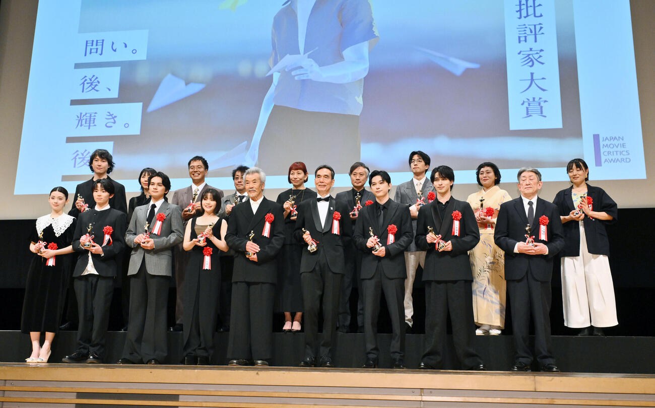第35回日本映画批評家大賞　前列左から南琴奈、林裕太、北村匠海、岸井ゆきの、田中泯、長塚京三、吉沢亮、横浜流星ら（撮影・滝沢徹郎）＝2026年6月1日