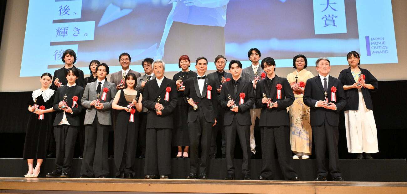 第35回日本映画批評家大賞　前列左から南琴奈、林裕太、北村匠海、岸井ゆきの、田中泯、長塚京三、吉沢亮、横浜流星ら（撮影・滝沢徹郎）＝2026年6月1日