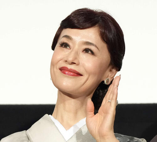 大地真央の肩デコルテライン　白ドレス姿に「すてき最高女王さま」「天使」「妖精」の声