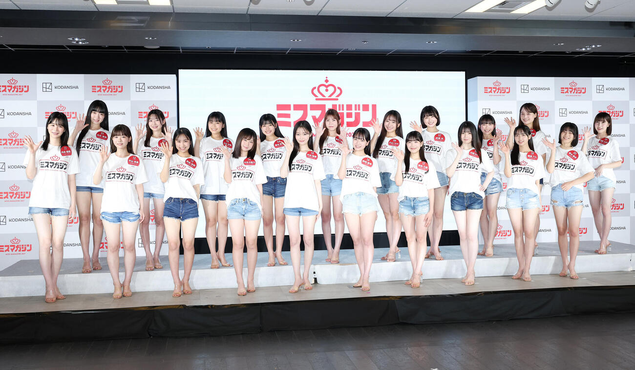 写真に納まるミスマガジン2027ベスト20進出者、前列左から内田祭莉、中山未來、用松杏莉、山本日菜乃、中村釉香、野間愛希、新井乃愛、白椛れい、蟻波りん、新木美衣、後列左から白石杏衣、花守雛、上山沙希、富田莉代、瀬戸りおん、小山くるみ、成瀬光、林春花、世波柊璃、弓屋つばさ（撮影・鈴木正人）