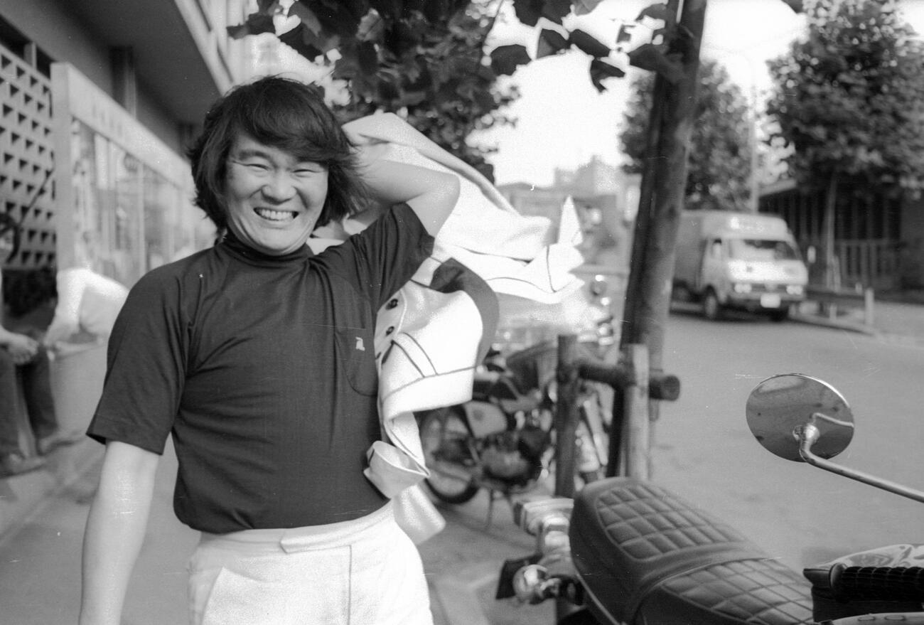 デビュー10周年記念リサイタルを前に、日刊スポーツ新聞社を訪れた菅原洋一さん（1973年6月撮影）