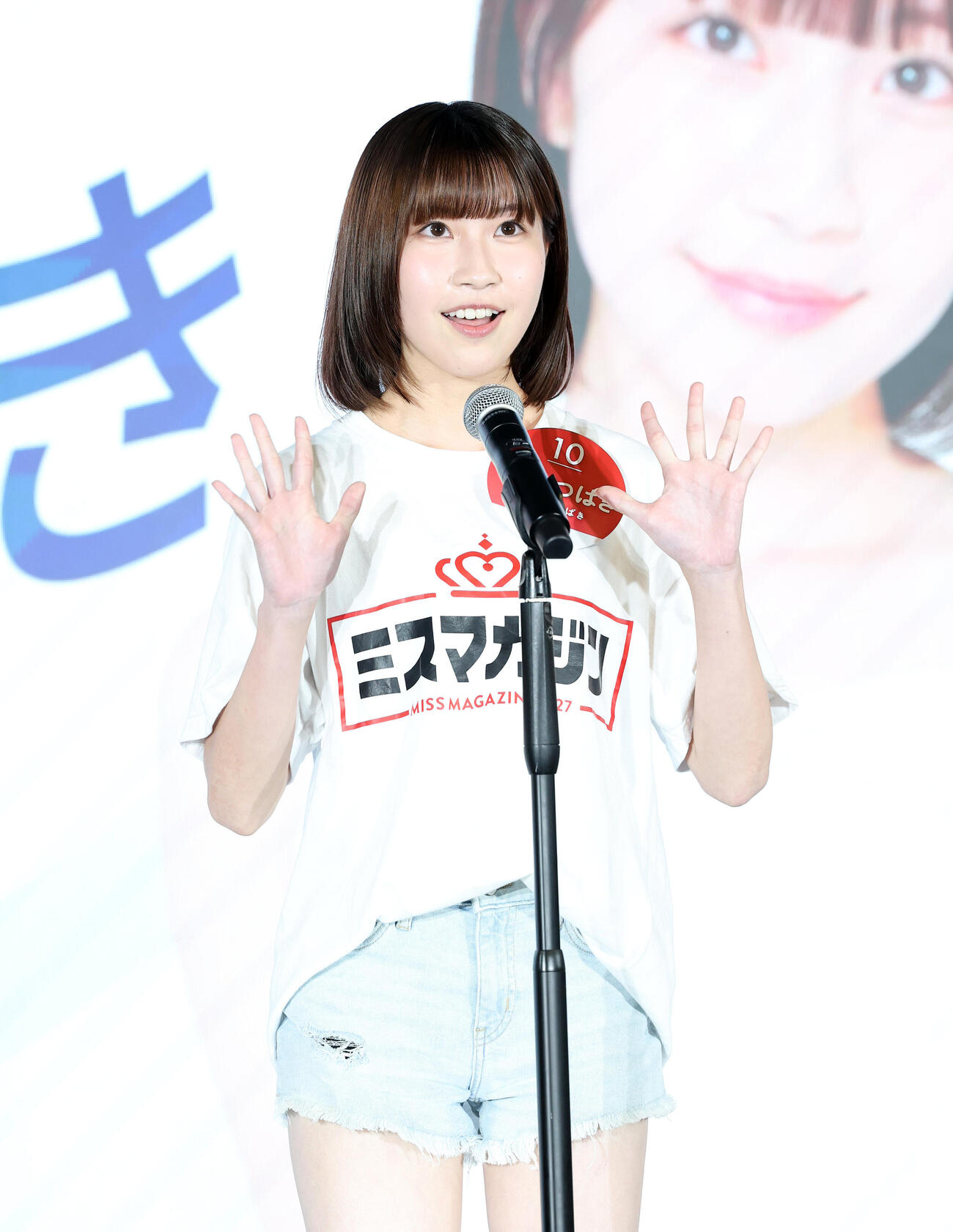 ミスマガジンベスト20お披露目イベントに臨む弓家つばき（撮影・鈴木正人）
