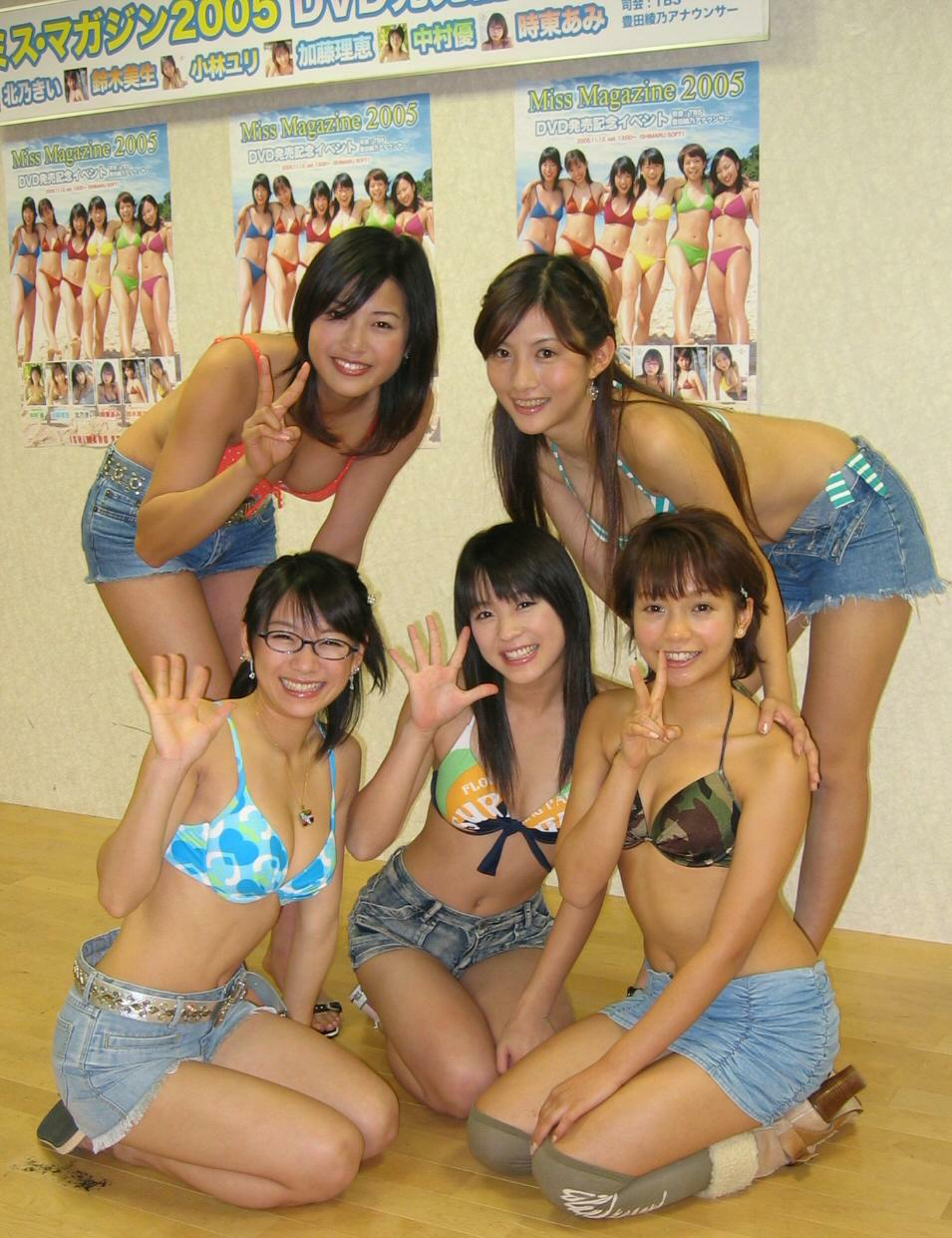DVD発売イベントを行った「ミスマガジン2005」。前列左から時東あみ、北乃きい、鈴木美生、後列左から中村優、加藤理恵（2005年11月撮影）