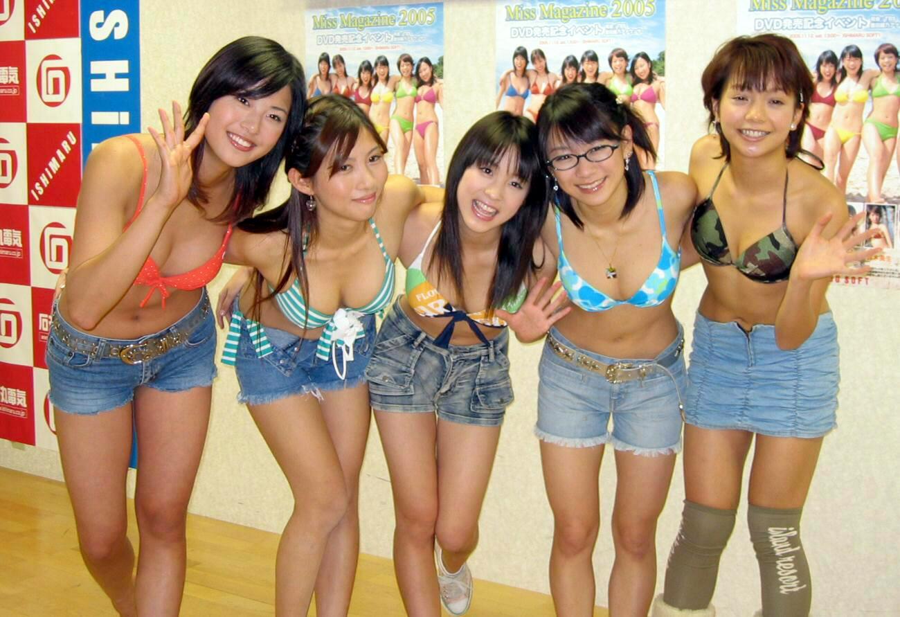DVD発売イベントを行った「ミスマガジン2005」。左から中村優、加藤理恵、北乃きい、時東あみ、鈴木美生（2005年11月撮影）