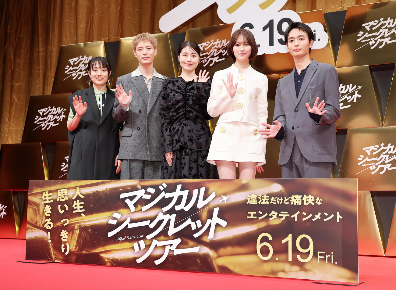 写真に納まる、左から天野千尋監督、塩野瑛久、有村架純、南沙良、青木柚（撮影・鈴木正人）＝2026年6月2日