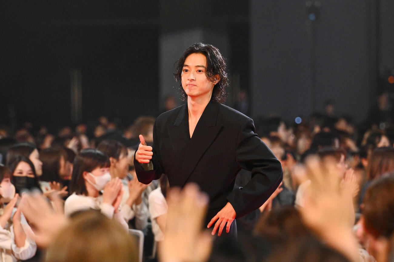 映画「キングダム　愛の決戦」ワールドプレミアで入場する山﨑賢人（撮影・滝沢徹郎）