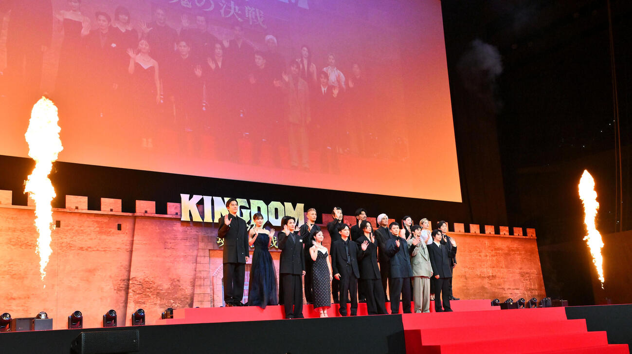 映画「キングダム　愛の決戦」ワールドプレミアで記念撮影する山﨑賢人（前列左から4人目）ら。前列左から志尊淳、橋本環奈、吉沢亮、1人おいて小栗旬、山田裕貴、神尾楓珠。後列左から要潤、山下美月、蒔田彩珠、玉木宏、豊川悦司、坂口憲二、佐藤浩市、三吉彩花、佐久間由衣、佐藤伸介監督（撮影・滝沢徹郎）＝2026年6月2日