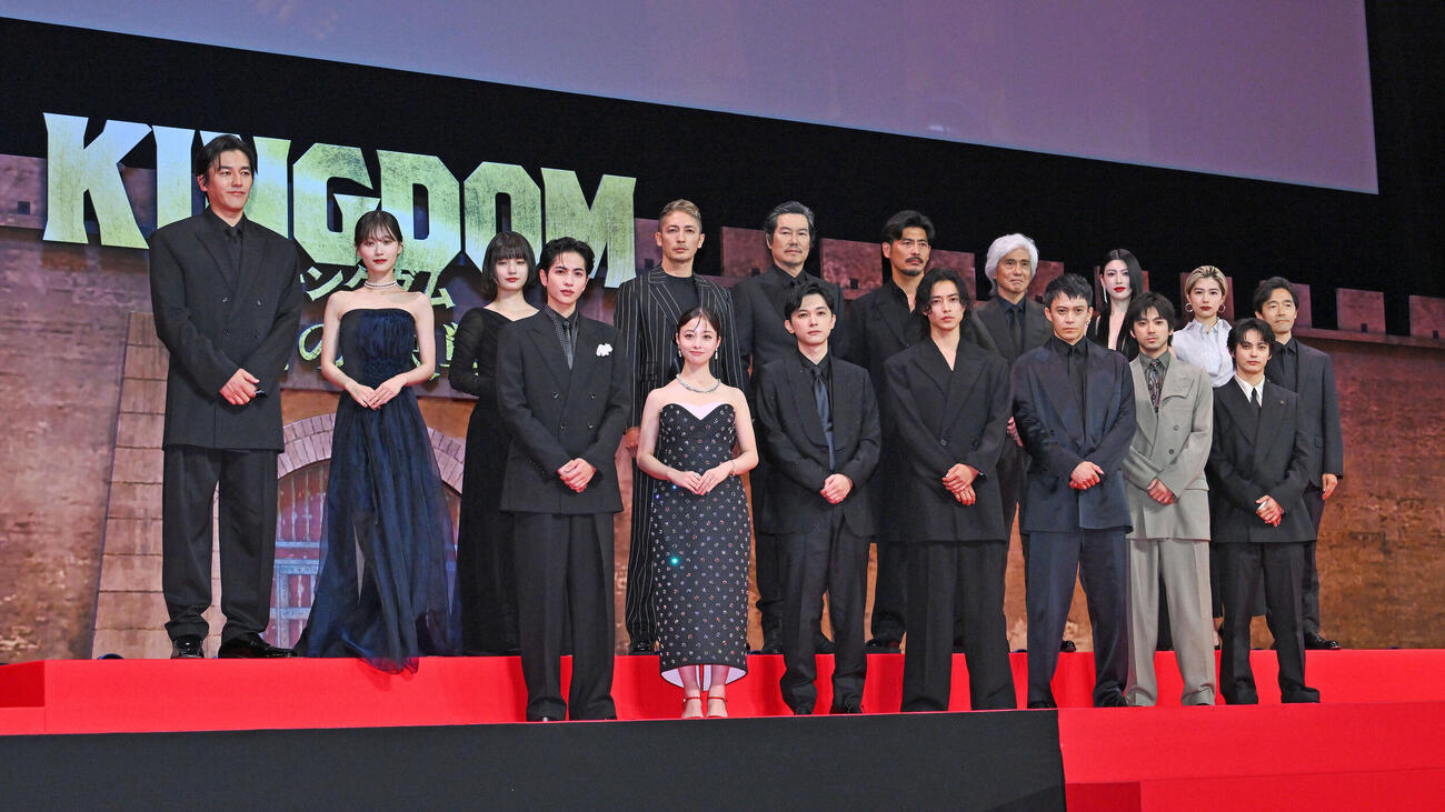 映画「キングダム　愛の決戦」ワールドプレミアで記念撮影する山﨑賢人（前列左から4人目）ら。前列左から志尊淳、橋本環奈、吉沢亮、1人おいて小栗旬、山田裕貴、神尾楓珠。後列左から要潤、山下美月、蒔田彩珠、玉木宏、豊川悦司、坂口憲二、佐藤浩市、三吉彩花、佐久間由衣、佐藤伸介監督（撮影・滝沢徹郎）