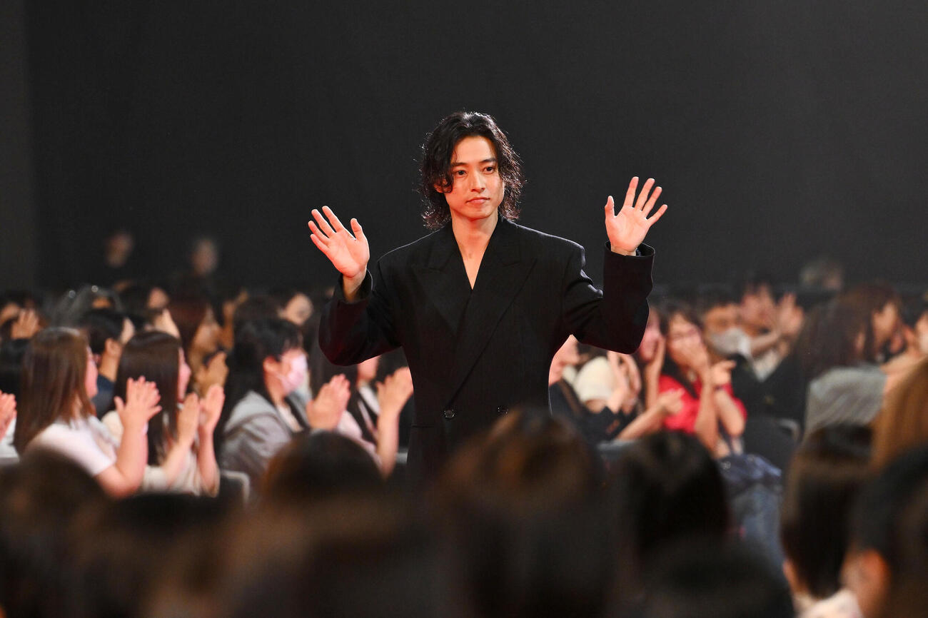 映画「キングダム　愛の決戦」ワールドプレミアで入場する山﨑賢人（撮影・滝沢徹郎）