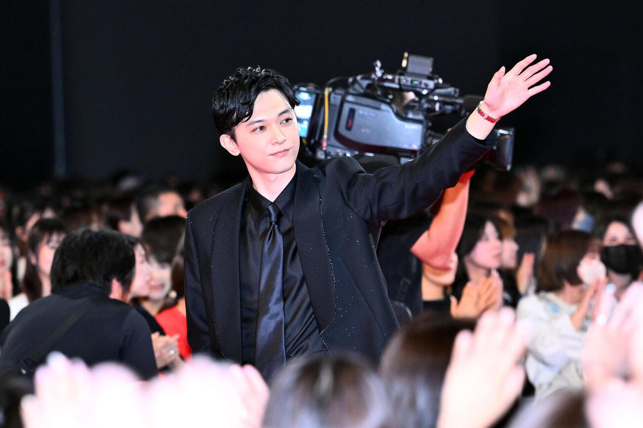 映画「キングダム　愛の決戦」ワールドプレミアで入場する吉沢亮（撮影・滝沢徹郎）
