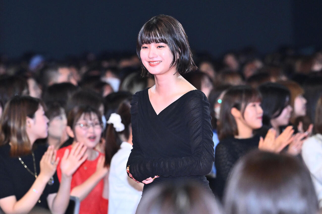 映画「キングダム　愛の決戦」ワールドプレミアで入場する蒔田彩珠（撮影・滝沢徹郎）