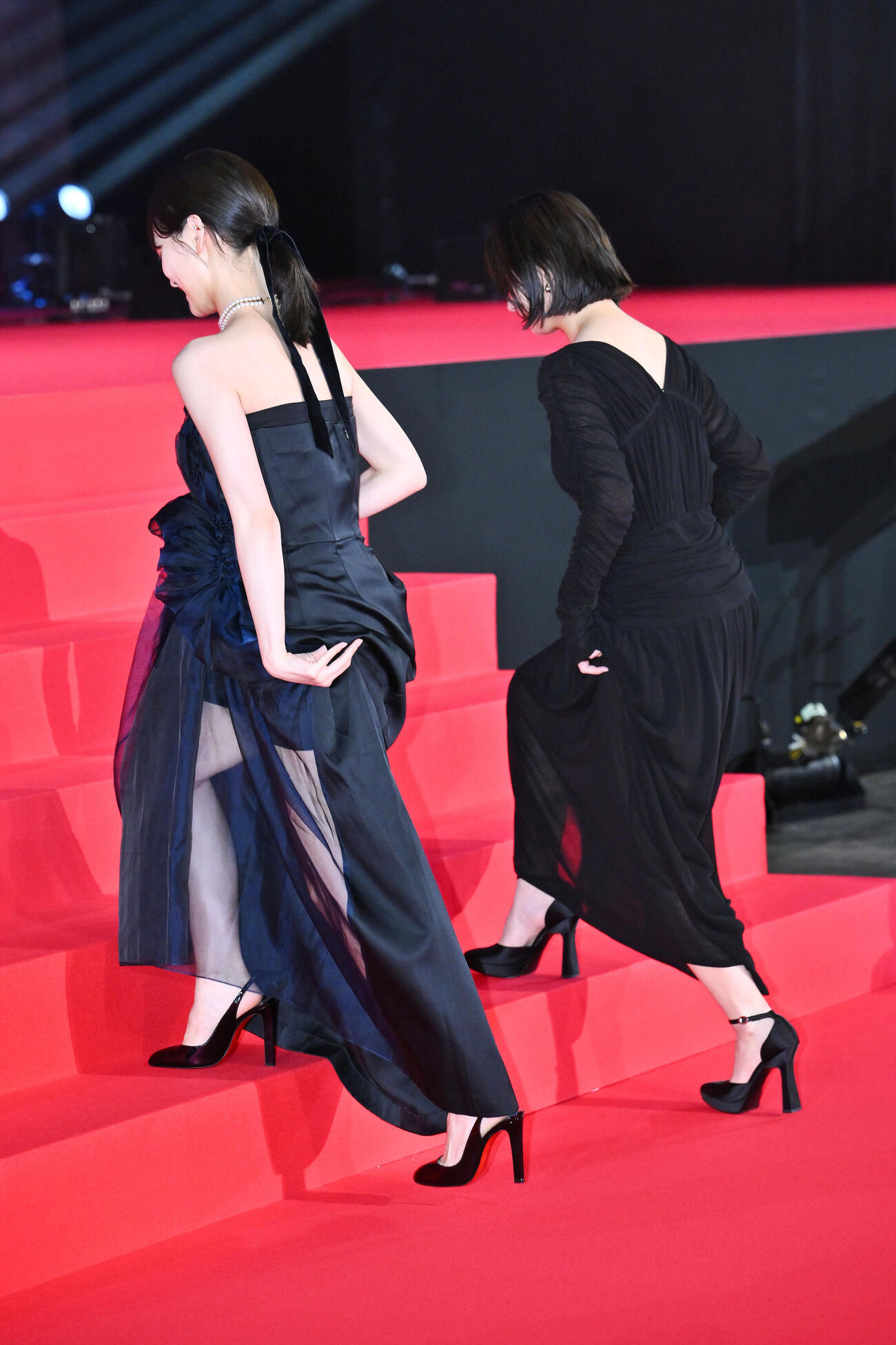 映画「キングダム　愛の決戦」ワールドプレミアで登壇する山下美月（左）と蒔田彩珠（撮影・滝沢徹郎）