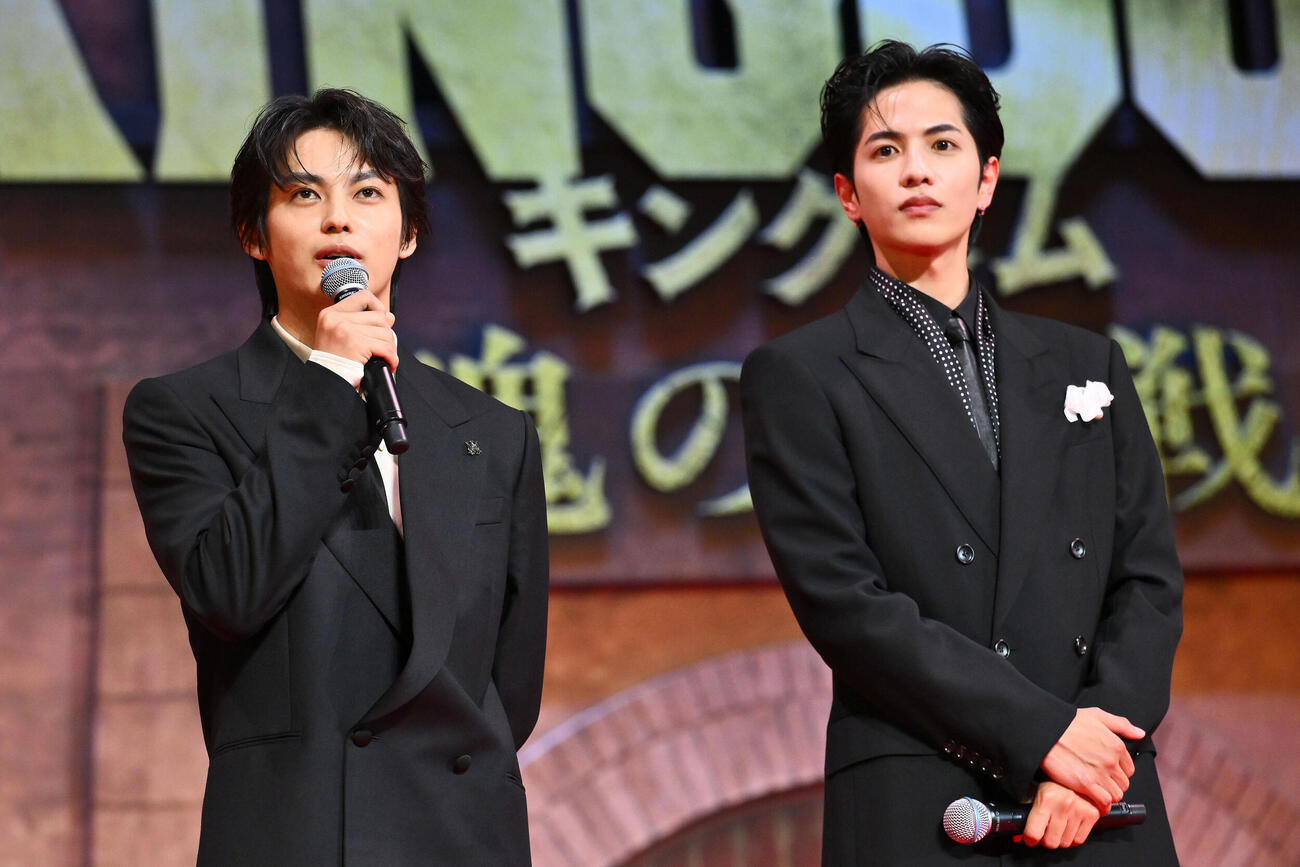 映画「キングダム　愛の決戦」ワールドプレミアでトークする神尾楓珠（左）と志尊淳（撮影・滝沢徹郎）