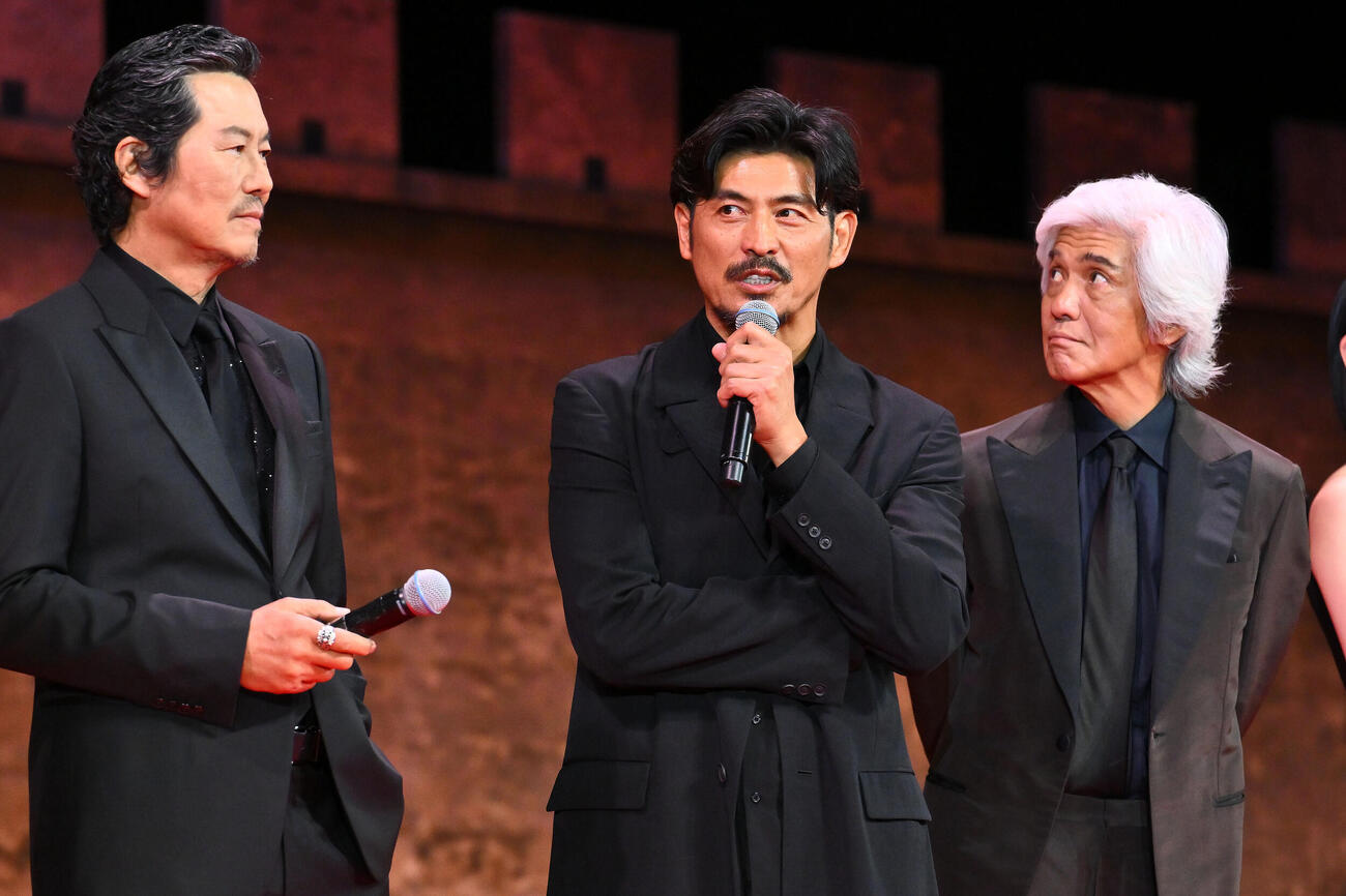 映画「キングダム　愛の決戦」ワールドプレミアでトークする坂口憲二。左は豊川悦司、右は佐藤浩市（撮影・滝沢徹郎）
