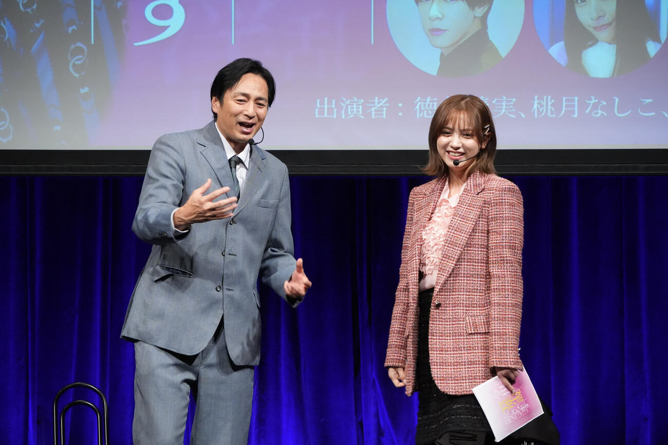 イベント「令和に官能小説読んでみます」で。左から、徳井義実、桃月なしこ（C）「令和に官能小説作ってます」製作委員会