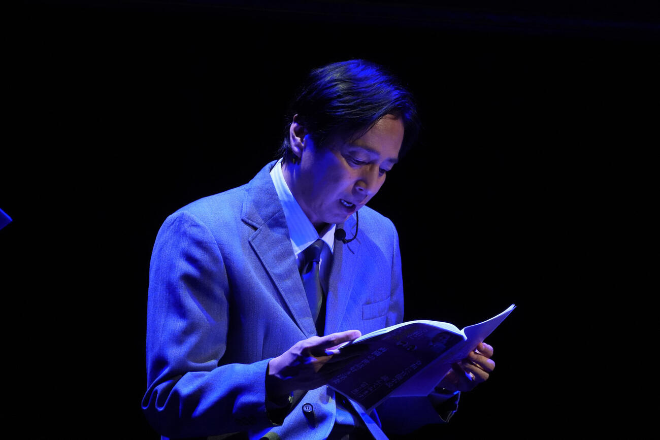 イベント「令和に官能小説読んでみます」で朗読する徳井義実（C）「令和に官能小説作ってます」製作委員会