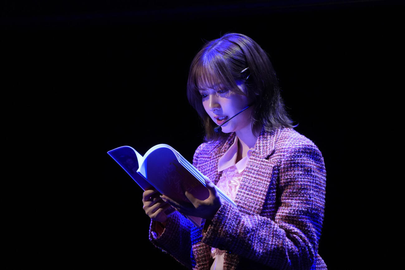 イベント「令和に官能小説読んでみます」で朗読する桃月なしこ（C）「令和に官能小説作ってます」製作委員会