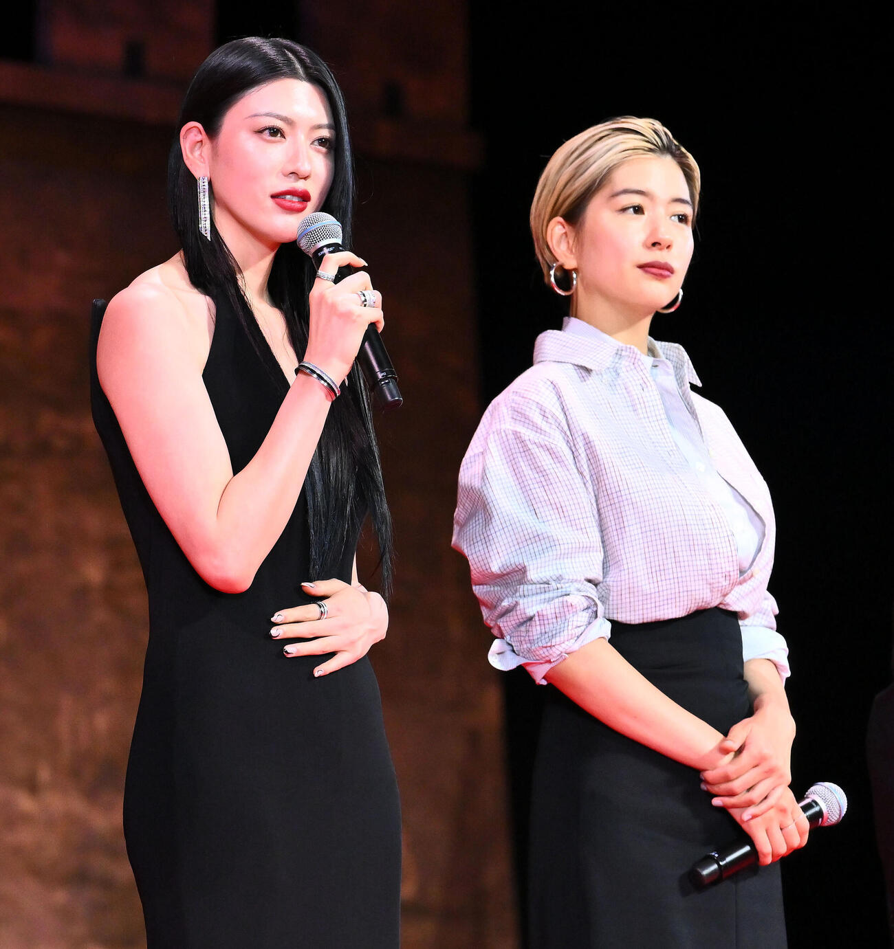 映画「キングダム　愛の決戦」ワールドプレミアでトークする三吉彩花（左）と佐久間由衣（撮影・滝沢徹郎）