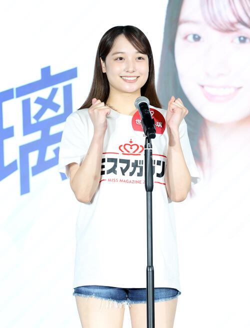 ミスマガジンベスト20お披露目イベントに臨む世波柊璃（撮影・鈴木正人）
