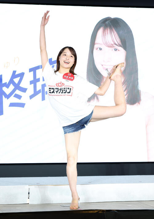 ミスマガジンベスト20お披露目イベントに臨む世波柊璃（撮影・鈴木正人）